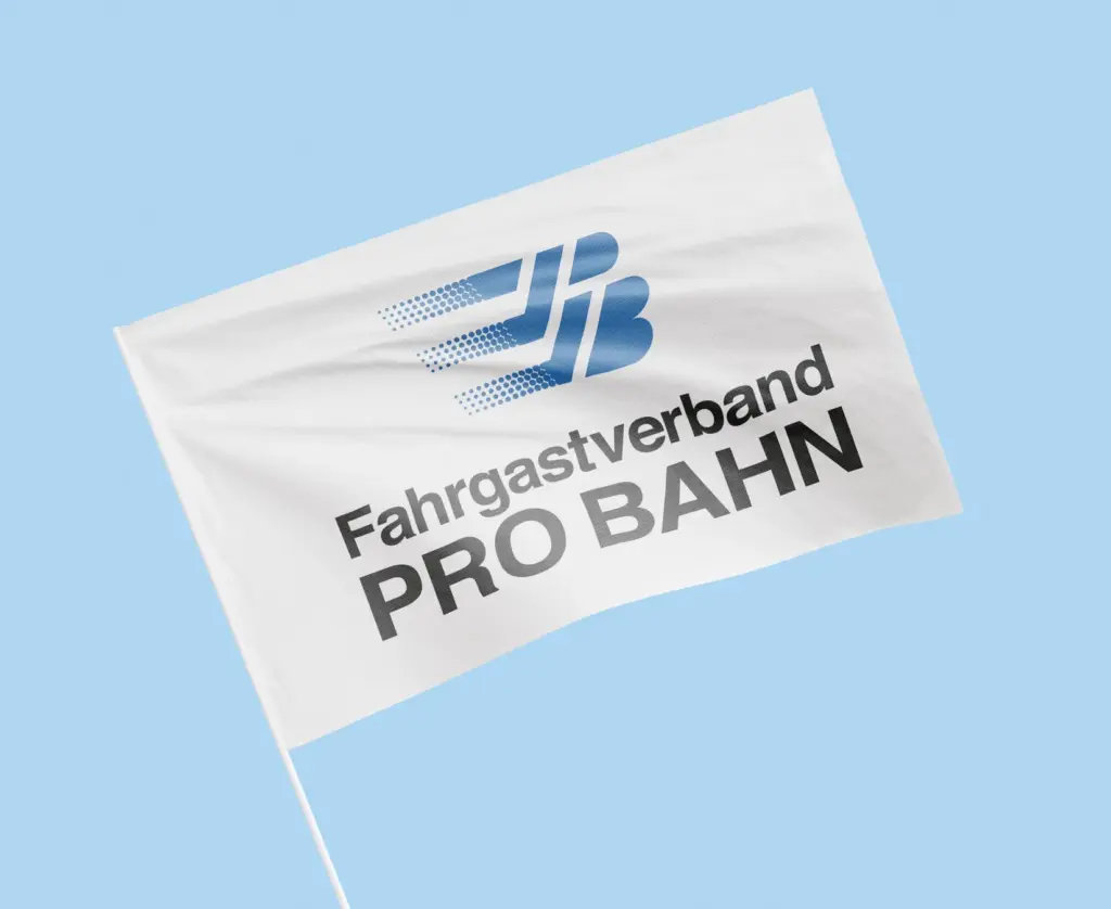 Weiße Schwenkfahne mit großem PRO-BAHN-Logo