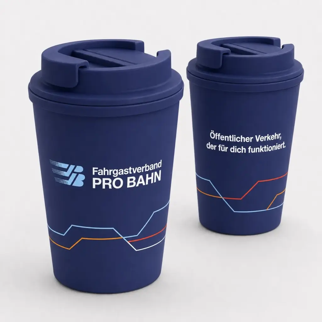 Zwei dunkelblaue Thermobecher mit PRO-BAHN-Logo, Statement und farbigem Linienmotiv